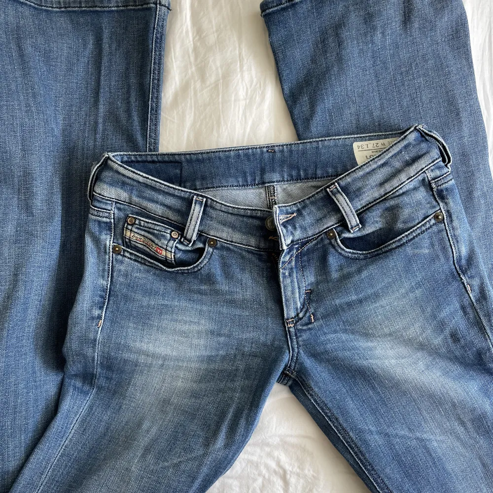 Lågmidjade mellanblå jeans från diesel. Tidigare köpta secondhand men är i nyskick💕 . Jeans & Byxor.