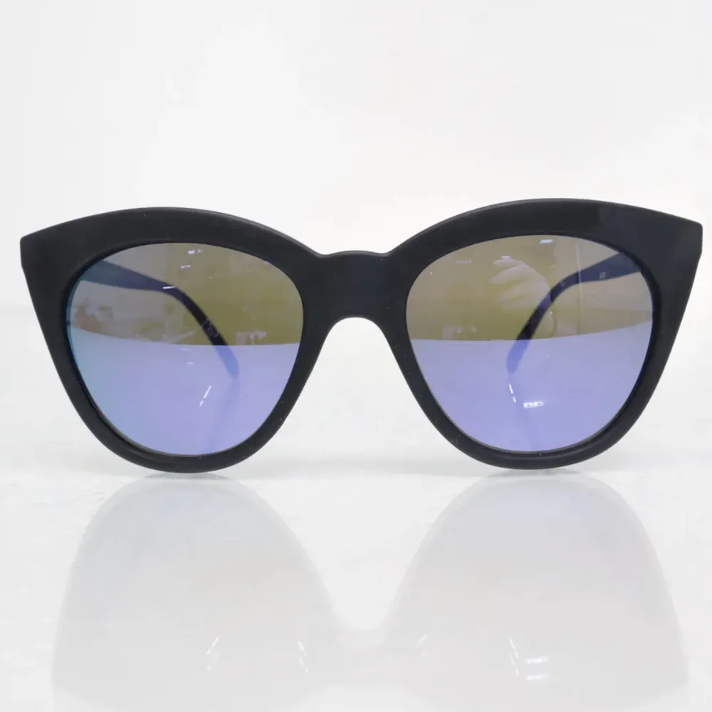 Säljer mina Le Specs solglasögon med svart ram och blått glas. Superfina i en kattformad modell 🤍. Accessoarer.