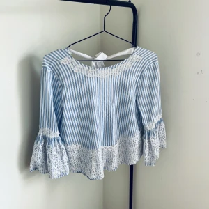 Topp - Säljer denna supersnygga sommar topp från Zara. Aldrig använd och är i super fint skick.   Skriv vid intresse, pris kan diskuteras💕