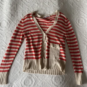 Finstickad kofta  - Jättefin, randig kofta i rött och crémevit! Knappt använd.