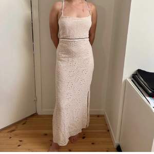 Säljer denna fina vita/beige klänning köpt från Zara. Aldrig använd med köplagen på. Står som storleken L men passar mig som är S/M❤️  