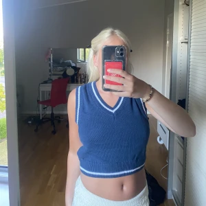 Blå väst - Använt ändast tre gånger och säljer den nu för att den inte kommer till användning!💗frakten står du för!