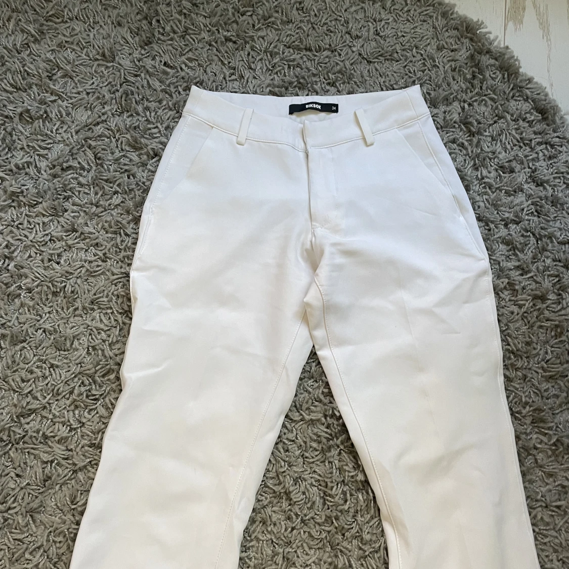 Vita kostymbyxor från bikbok 