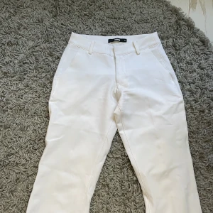 Vita kostymbyxor från bikbok  - Säljer mina vita lågmidjade kostymbyxor fårn bikbok som är slutsålda. I modellen Vilma, dem med slits. Frakt ingår💗