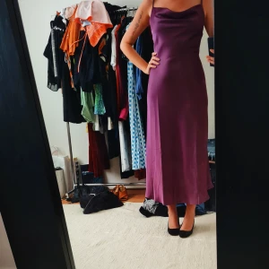 Klänning satin SHEIN - Aldrig använd långklänning från SHEIN i mörklila satin. Stl S/36