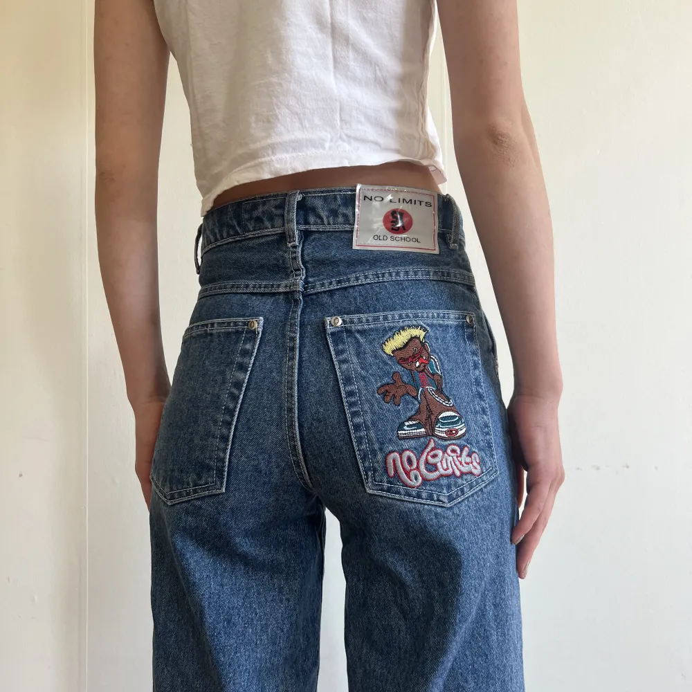 Coola 2000-tals street jeans med brodering och patches. Straight fit. W 25 L 30  Använda ett få tal gånger, en av knapparna saknas men det syns inte när man har på sig. . Jeans & Byxor.