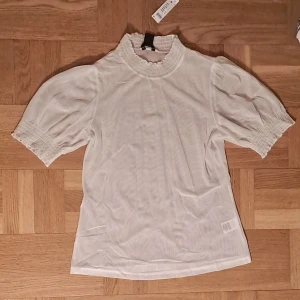 Vit blus - Vit/genomskinlig blus i storlek M. Helt ny! 😊