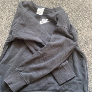 Svart Nike hoddie  - Svart fin Nike hoddie! Storlek M i barn eller 137-146!