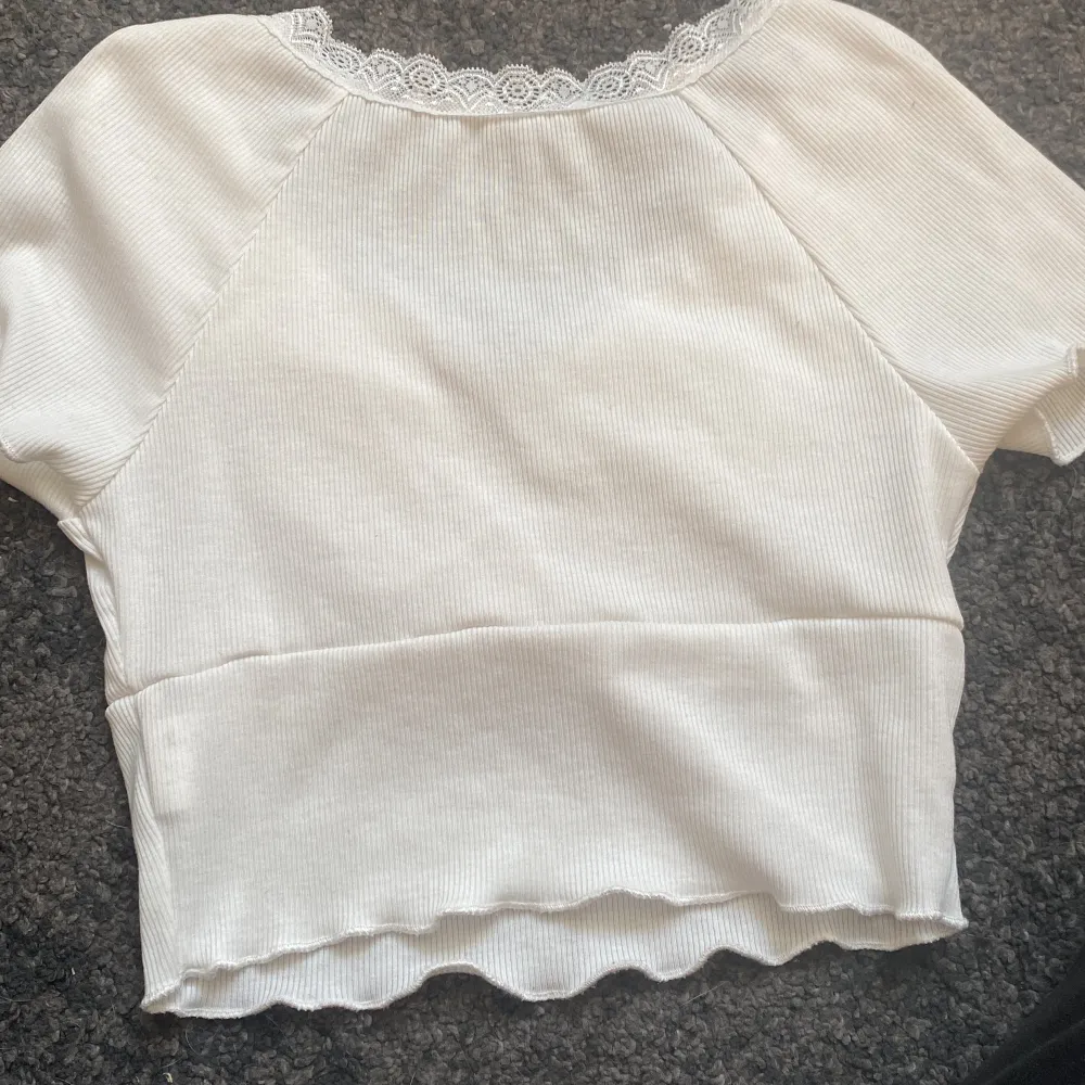 Fin vit kortärmad med spets! I storlek 146/10-11år med passar nog till lite större!. T-shirts.