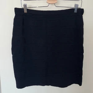 Zizzi stlk M - Viskos. Tyget har struktur i sig, inte slät. 