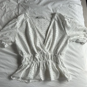 Söt topp - Söt hålbroderi topp feån chiquelle!  