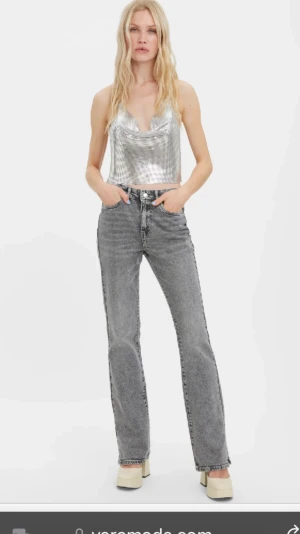 Gråa jeans från vero moda  - Säljer jeansen för att jag råkade köpa fel storlek, lappen sitter kvar