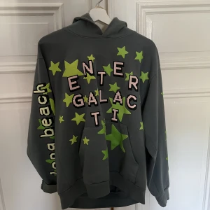 Kid cudi x cpfm  - Säljer min hoodie från cpfm x kid cudi, väldigt sparsamt använd. Storlek M. Prisförslag vid snabb affär. 💚