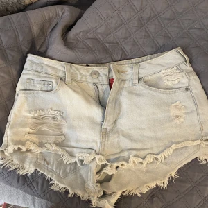 Lågmidjade Jeansshorts - Säljer denna lågmidjade jeans shorts, gammal modell från h&m. Storlek 36, de är i rätt så bra skick. Tyvärr skickar jag ej bilder hur de sitter på då de ej passar. Det går bra att trycka på köp nu 