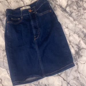 Kjol  - Säljer ett fin kjol storlek xs