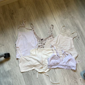 Vita sommar toppar  - 6 st vita sommartoppar i st xs och s. Priset kan diskuteras och topparna kan även säljas separat 