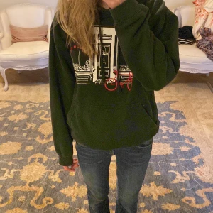 Harry Styles TPVK hoodie🤩 - Jätte bra skick och perfekt för Love on Tour, leveranstiden på Harry Styles officiella merch sida är jätte lång och tog månader för mig och få!! Strl S💘