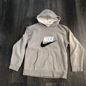 Nike Hoodie i fint skick väldig skön i materialet. Är i storlek L men funkar till M eller om man känner för en lite mer oversize Hoodie.