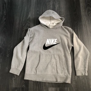 Nike Hoodie  - Nike Hoodie i fint skick väldig skön i materialet. Är i storlek L men funkar till M eller om man känner för en lite mer oversize Hoodie.