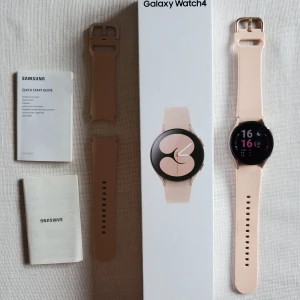 Samsung smartwatch 4 - Samsung smartwatch 4.  I gott skick. Jag använder inte den då jag tittar vad klockan är på mobilen istället.  Extra band medföljer.  Nypris 3.290 kr.  Köparen står för frakten. 
