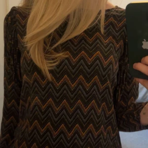 Blus med fransar - Jättefin blus med fransar på sidorna och missoni inspirerat mönster! 