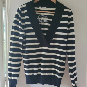 Randig marin finstickad tröja stl.M - Finstickad marinblå/bit randig tröja. GinaTricot stl.M. Använd, välhållen.