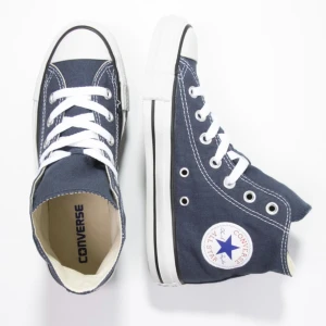 Mörkblåa convers  - Säljer mina mörkblåa convers i färgen navy, knappt andvända. Bra skick. Fråga om bilder eller frågor. Priset går att diskutera. Köpta för 800