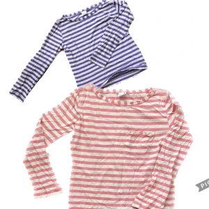 Två randig tröjor - Säljer dessa två randiga tröjor i storlek xs💜💗