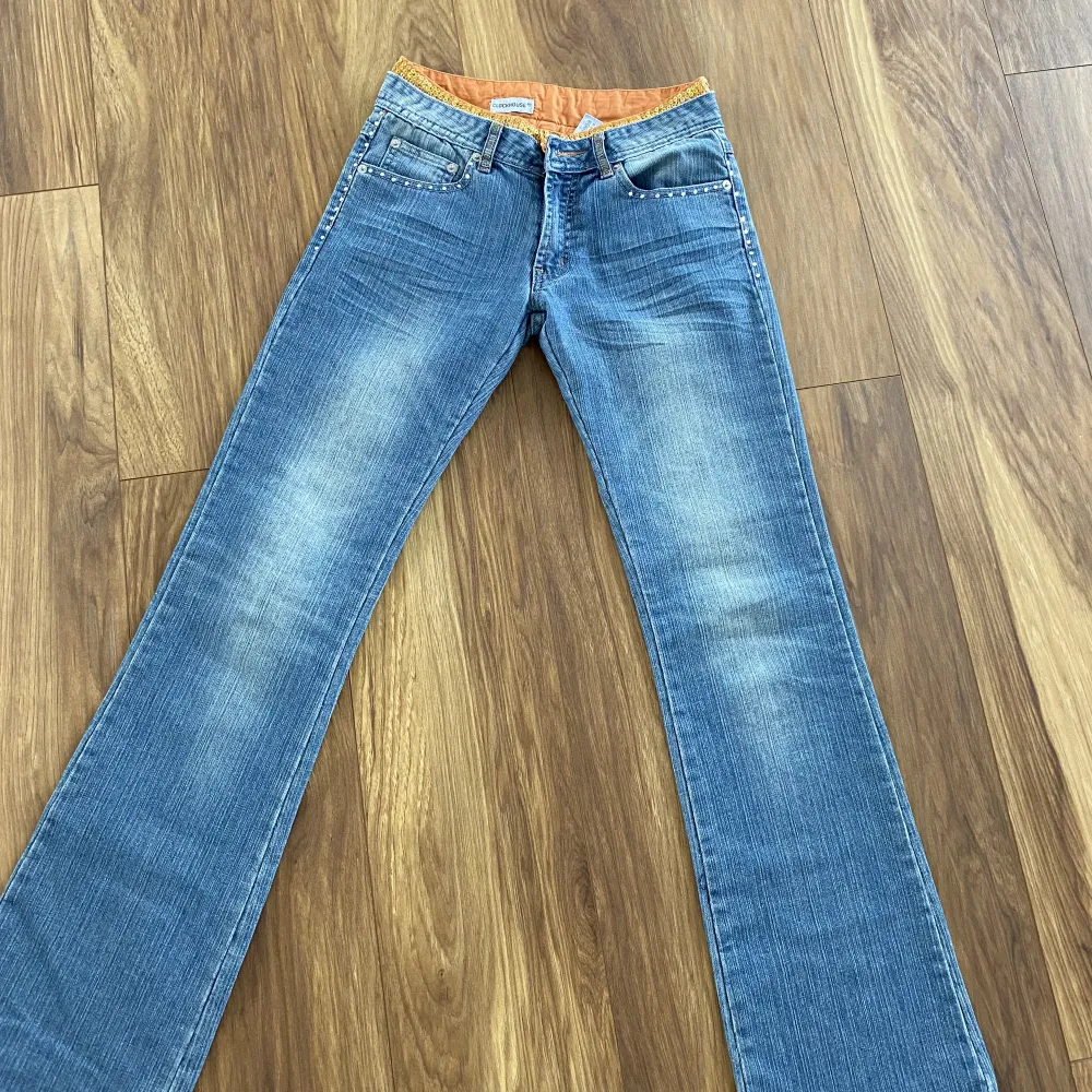Jeans i nyskick, supersnygga 🧡 inte så stretchiga passar strl. 34/36 . Jeans & Byxor.