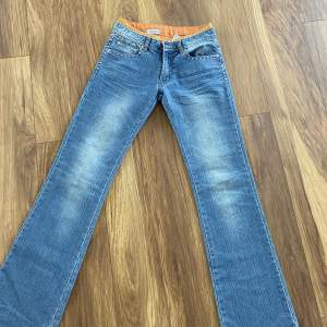 Jeans i nyskick, supersnygga 🧡 inte så stretchiga passar strl. 34/36 