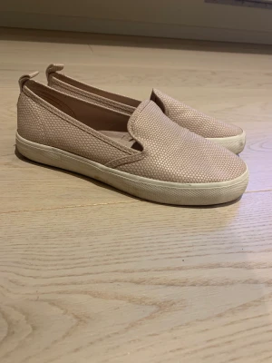 Loafers / skor  - Rosa skor, fint skick använda vid ett fåtal tillfällen 
