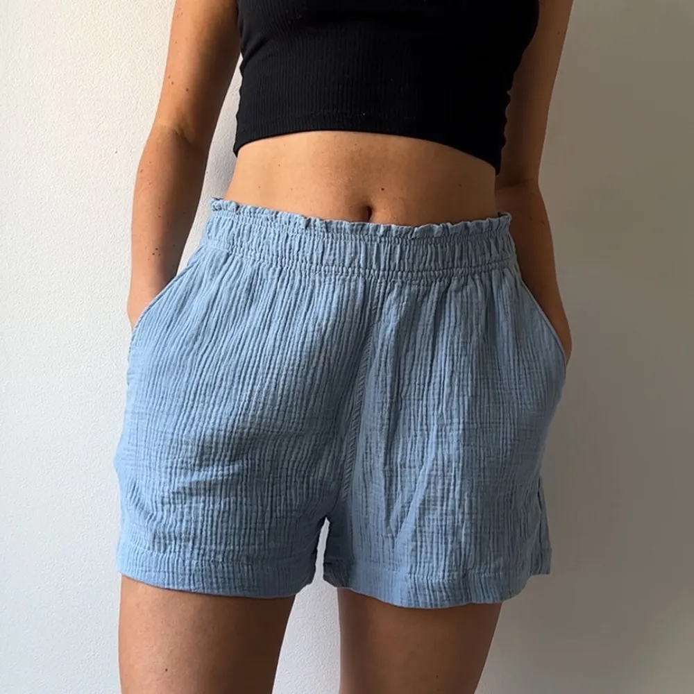 Fina shorts i bomullsäv, så mjuka och bekväma! Endast använda en gång och i nyskick 🩵Köparen står för fraktkostnaden 🩵. Shorts.