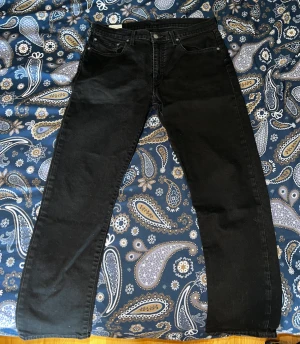 Levis svarta jeans - Säljer mina jeans på grund av att dem är små. 9/10 ser riktigt bra ut. Inga hål eller sånt på den. Storlek 33/30.