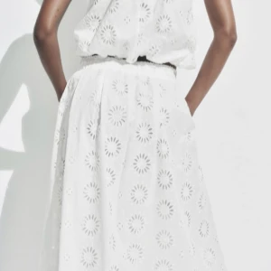 Långkjol - Säljer min oanvända slutsålda långkjol från Zara. På modellen går den inte ända ner men jag har M i kjolen och är 167 lång och den går hela vägen ner till fötterna❤️❤️