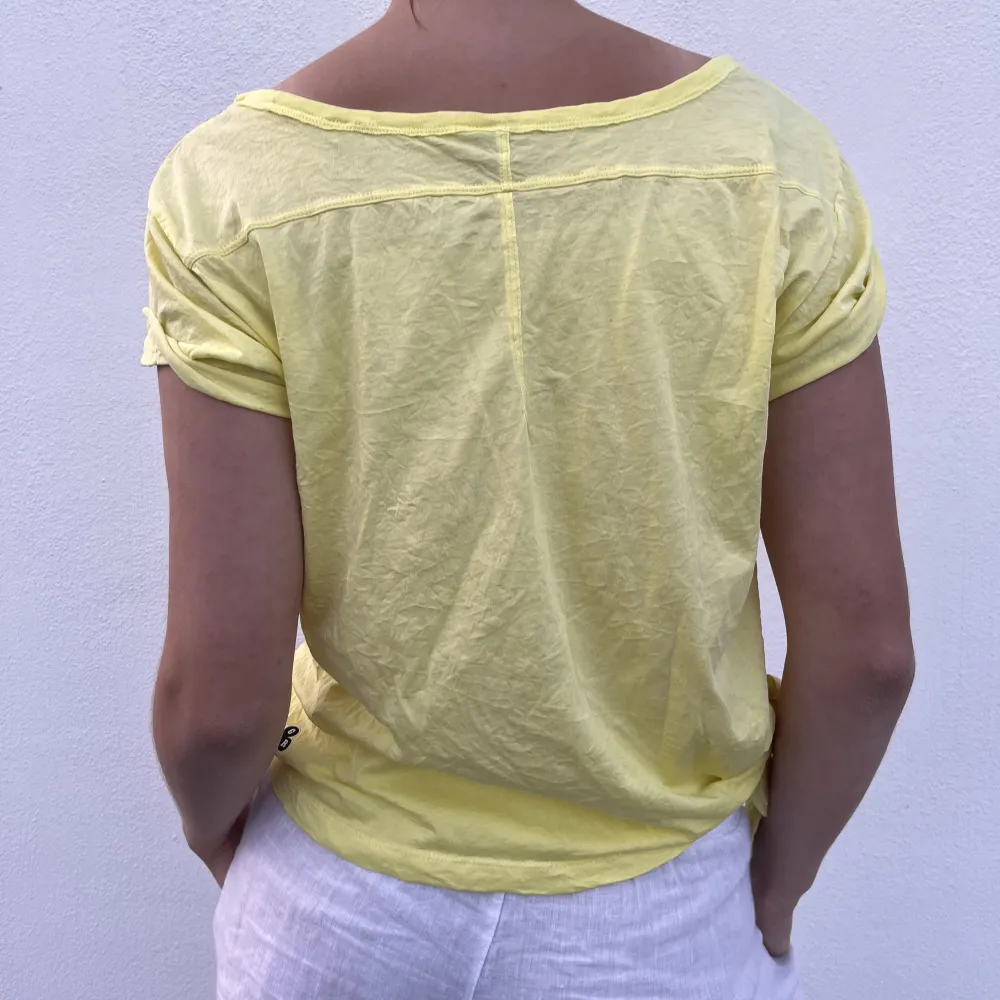 Cool, gul topp från G-Star med motiv på framsidan. T-shirts.