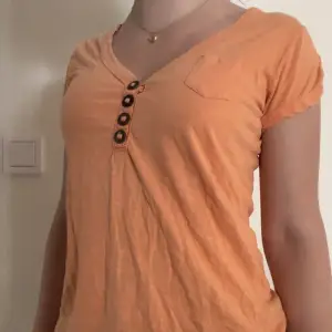Orange T-shirt i fin modell. Inga defekter. Storlek 40 men skulle säga S/M