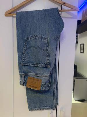 Säljer dessa byxor som är ifrån Jack&jones mycket fint skick modellen är loose/chris i storlek 28/30