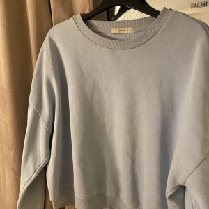 Tröja - Babyblå tröja i storlek M.