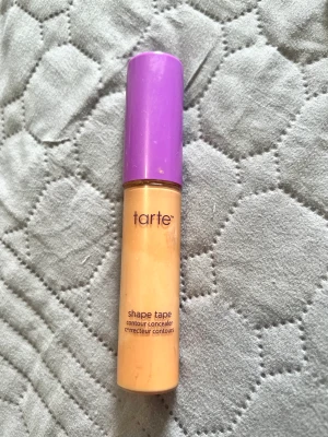 Tarte shape tape - Shape tape concealer i shade / färgen (35N medium) i använt skick. Hälften har använts. För de som vill testa formulan.   Sökord: pack, set smink 