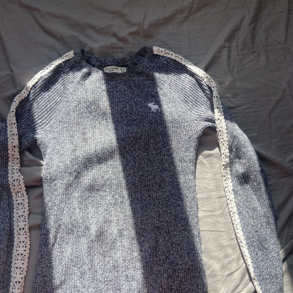 Abercrombie & Fitch tröja i bra skick, står storlek 13/14 år, sitter som en XS. Skriv för flera bilder💞. Stickat.