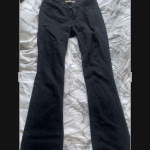 Säljer dessa snygga svarta lowwaist bootcut jeans från Levis med Möster på bakfickorna. De är lite korta på mig, Inga defekter💕💕