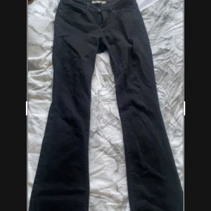 Svarta lowwaist bootcut Levisjeans  - Säljer dessa snygga svarta lowwaist bootcut jeans från Levis med Möster på bakfickorna. De är lite korta på mig, Inga defekter💕💕