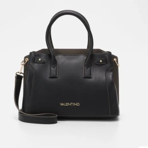 Valentino väska  - INTRESSEKOLL! På min Valentino väska. Den har inte kommit till användning och funderar därför på att sälja den, den är i väldigt fint skick. Skriv för fler bilder💗