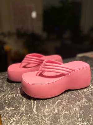 Rosa platåsandaler från Daisy Street - Platåsandaler i din rosa färg! Storlek 36. 8 cm höga vid hälen. I nyskick, nästan helt oanvända. 