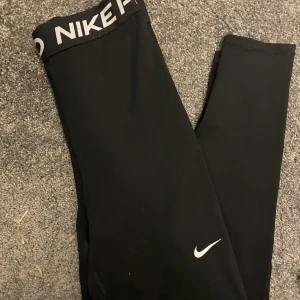 Nike pro byxor - Säljer ett par nike pro byxor i strl S. Köpta för runt 200-300 men säljer för 100 kr, plus frakt