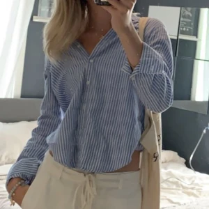 randig skjorta  - jättefin randig skjorta från gina tricot, superfint skick☺️ 