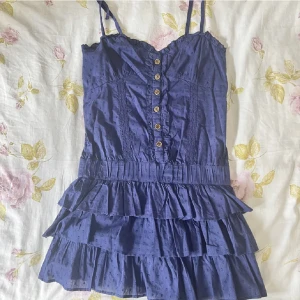 Volangklänning - Finaste volangklänningen med spetsdetaljer😍Jättebra skick! Passar någon med storlek s/m som är över 160cm💕💕