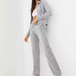 Juicy couture set - Säljer mitt juicy set i färgen grey marl. Båda delarna i storlek S. Mycket fint skick. Varje del för 600kr styck eller 1200 för hela setet. Skickar fler bilder om ni är intresserade! Nypris 2300.