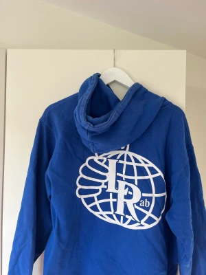 Lost Resort Hoodie - Säljer den extremt billigt då jag reser bort på tisdag så slå till snabbt om du är intresserad.  Köpare står för frakt   Storlek: M kan passa L  Nypris 1k mitt pris 120kr  Skick: 8/10