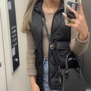 Väst - Jättefin väst från Zara, är i barnstorlek men passar bra på någon som är Ca 160, nyskick